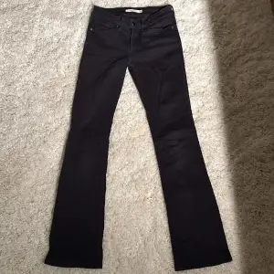 Ett par jättefina levi’s jeans i färgen svart, storlek 24. Byxorna är gamla men i fint skick och modellen heter 715 bootcut. Jag säljer byxorna eftersom de har blivit för små. Men när de passade var de jättesköna och fina! Kontakta migför fler bilder