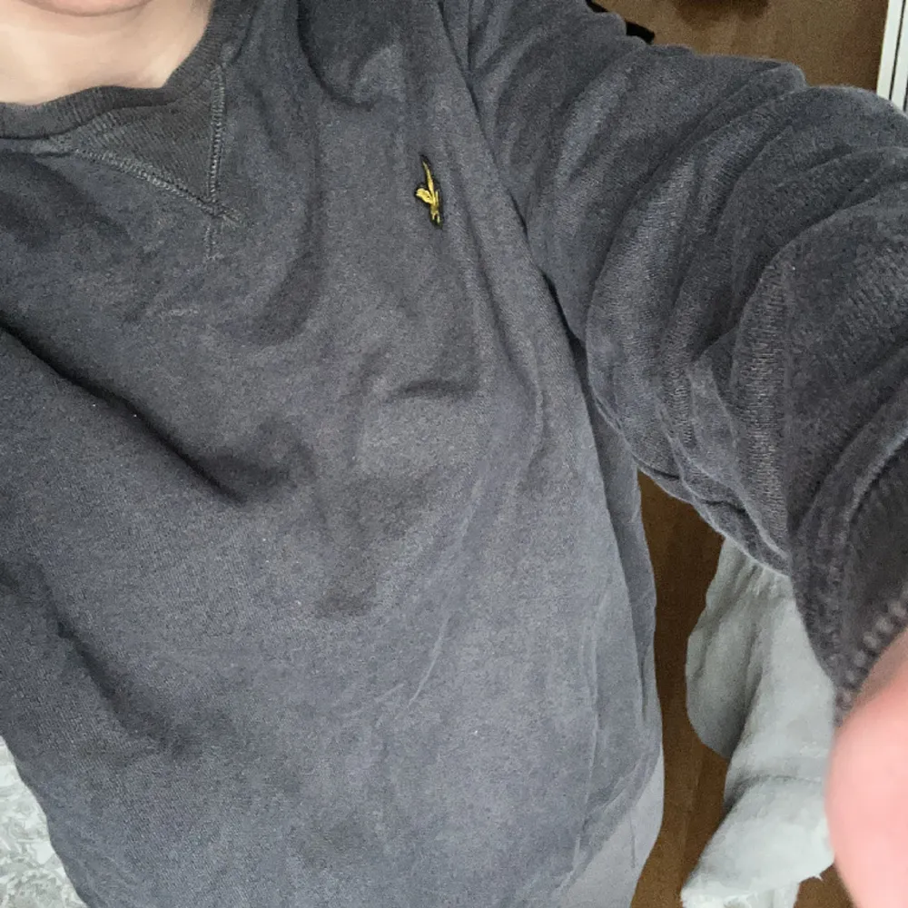 Supersnygg sweatshirt från LYLE&SCOTT i mörkgrå🩶jag brukar ha på mig s och den ser ut så på mig. Hoodies.