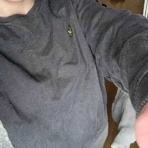Supersnygg sweatshirt från LYLE&SCOTT i mörkgrå🩶jag brukar ha på mig s och den ser ut så på mig