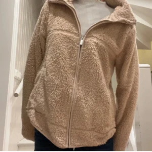 Teddy jacka  - Säljer denna Teddy jacka från lager, då den inte kommer till användning både i beige och i svart. Lånad bild💞