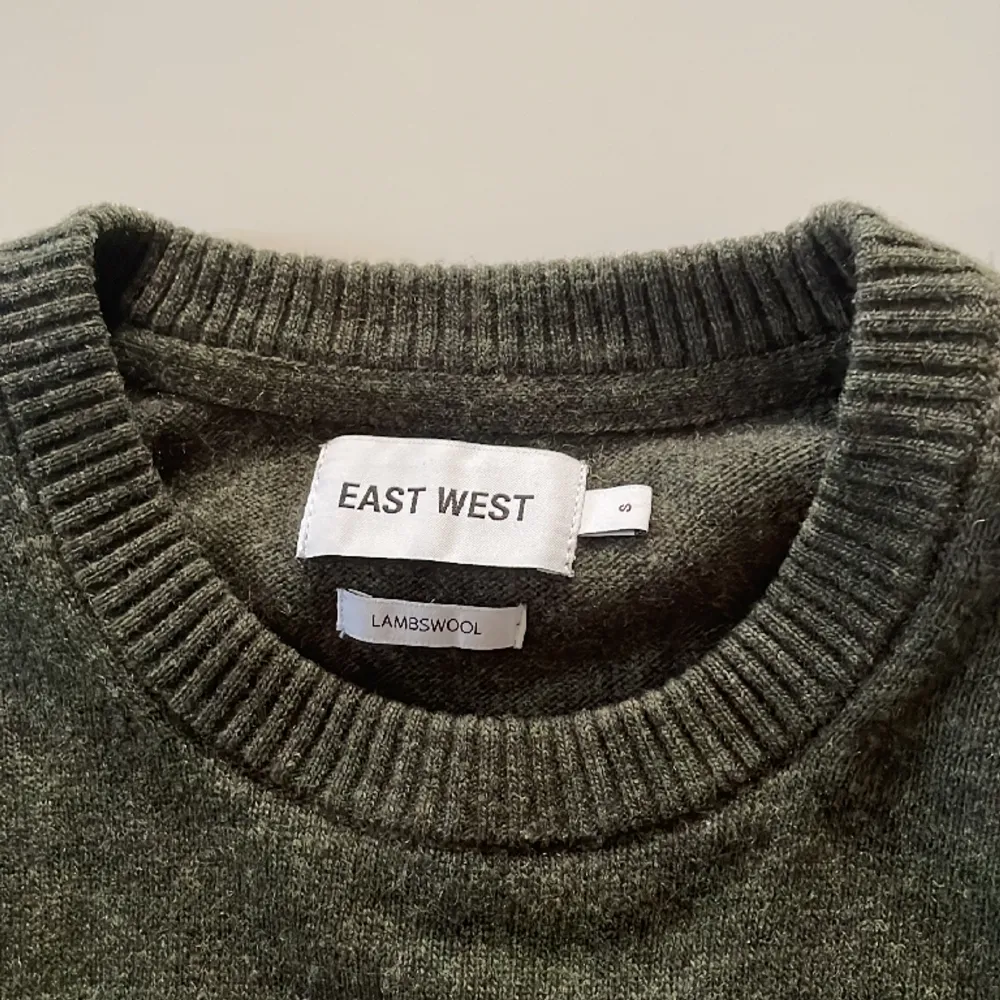 Säljer en stickad ull tröja från East west i storlek S som är i bra skick och använd fåtal gånger . Stickat.