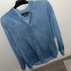 Polo Ralph lauren skjorta  - Tjena! Säljer ett riktigt snygg och fräsch polo Ralph lauren skjorta i size L condotion 9/10