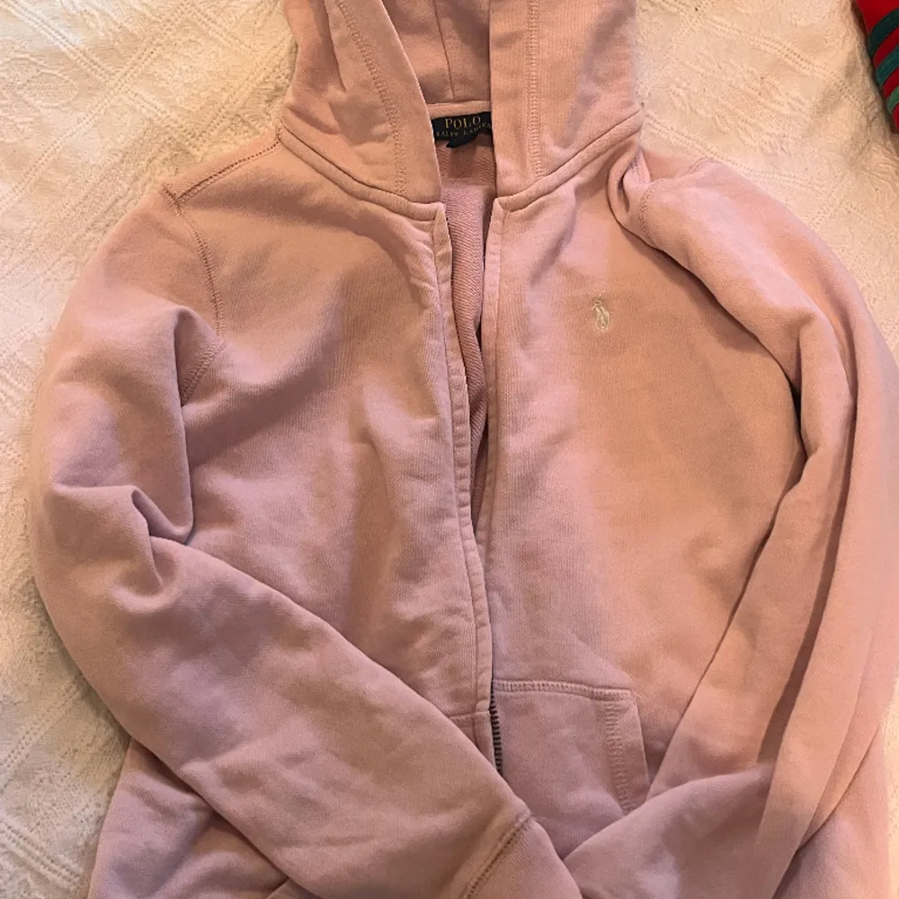 jätte cute hoodie använt några gånger men mkt bra skick! ljus rosa (som i första bilden) - nypris 1200kr OBS 500 e slutpriset!!. Hoodies.