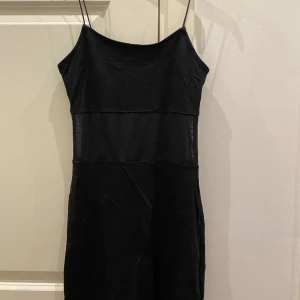 h&m klänning - säljer en klänning ifrån h&m använd fåtal gånger säljer pga ingen användning💕  Säljer för 90kr strl: xs💓💓