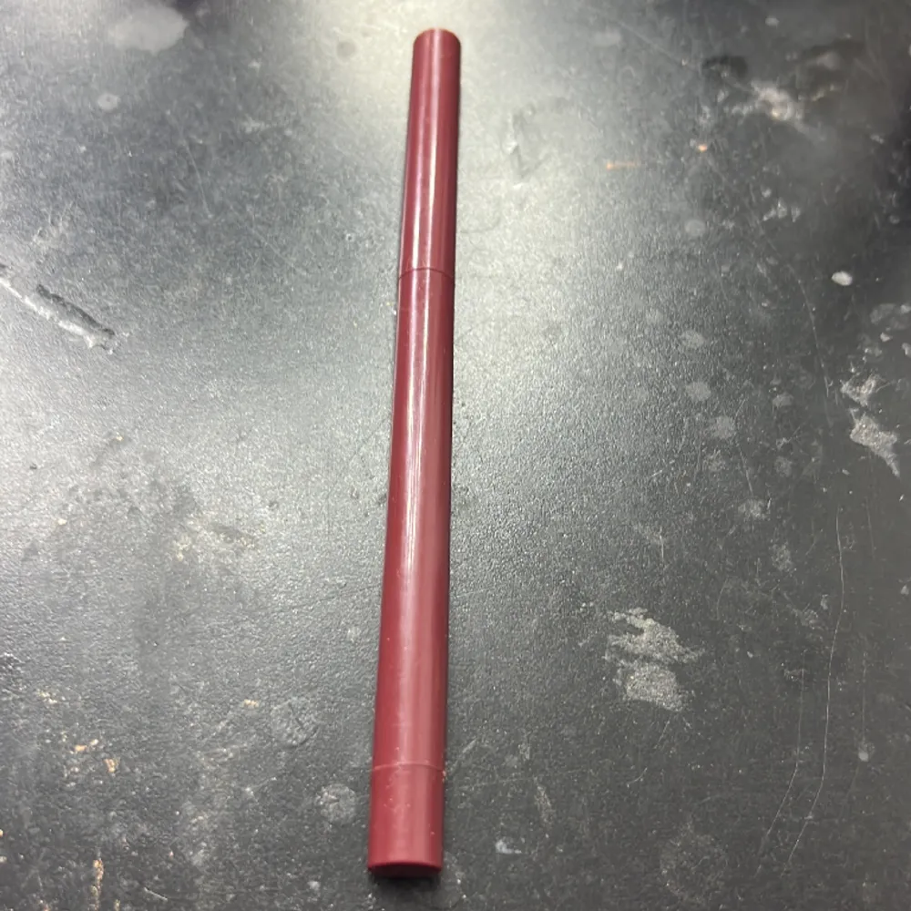 detta är en jättefin läpppenna,köpte fel färg,använd typ 2 gånger. Övrigt.
