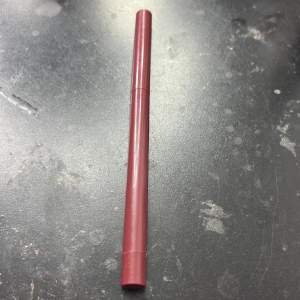 detta är en jättefin läpppenna,köpte fel färg,använd typ 2 gånger