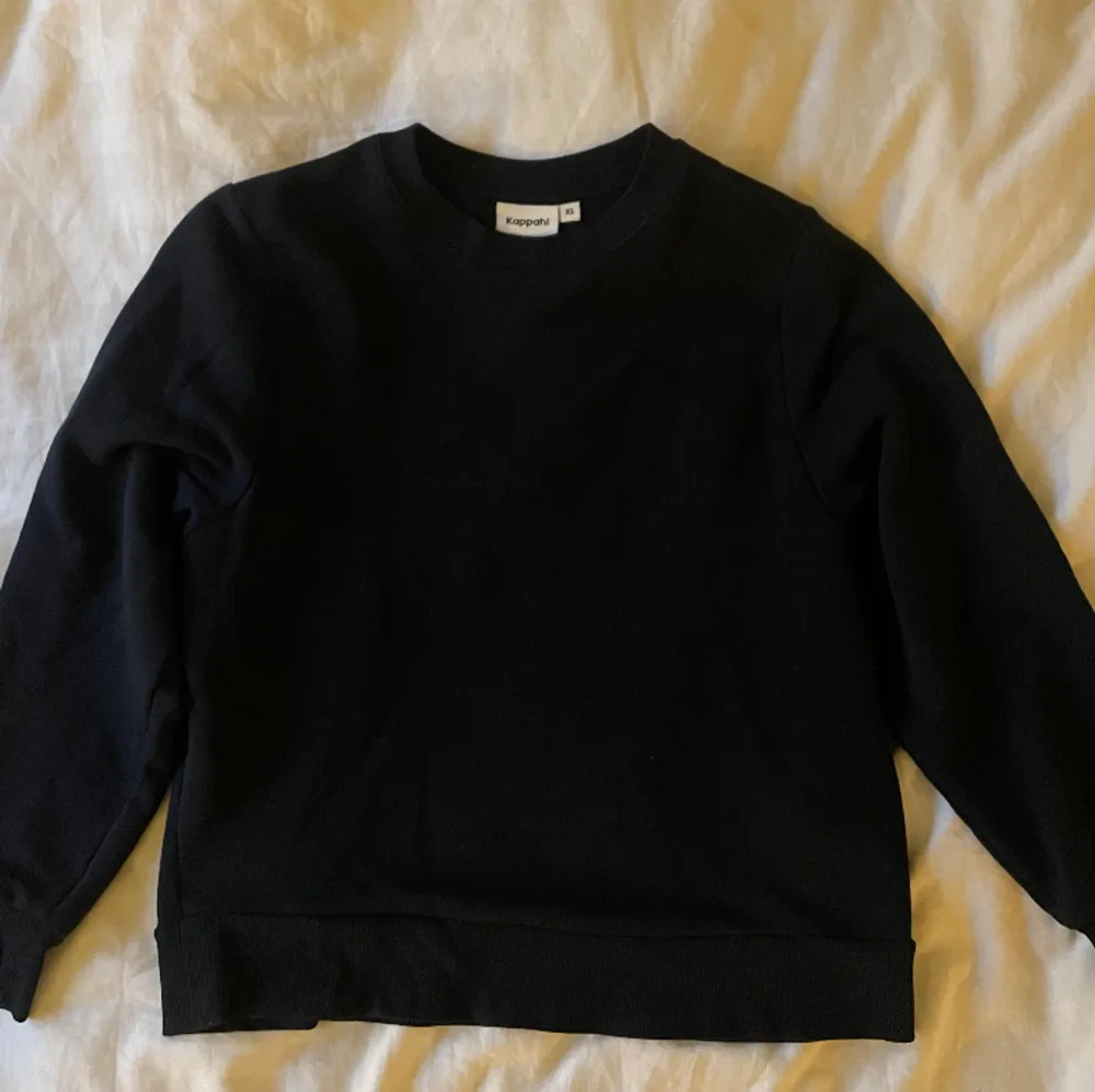 Mörkblå sweatshirt från Kappahl, storlek XS. Säljer den för 100kr, önskas det fler bilder så hör av dig så skickar jag det privat!💗. Hoodies.