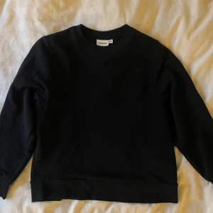 Sweatshirt  - Mörkblå sweatshirt från Kappahl, storlek XS. Säljer den för 100kr, önskas det fler bilder så hör av dig så skickar jag det privat!💗