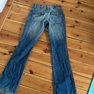 Skitsnygga y2k jeans som jag köpte i usa, älskar men passar mig inte längre💞 - Mycket bra skick, 25 passar xs