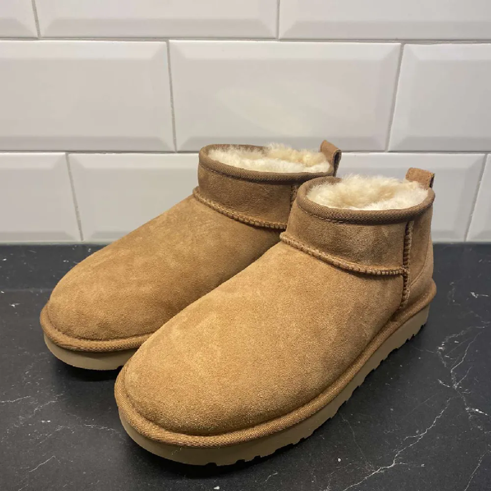 Hej! Jag tänkte kolla intresset för mina helt nya uggs då dem aldrig kom till användning, skriv till mig privat vid fler frågor❤️🫶🏻. Skor.