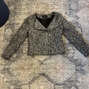 Jacka från hm  - Kappa/jacka från hm bra skick liten i storleken 