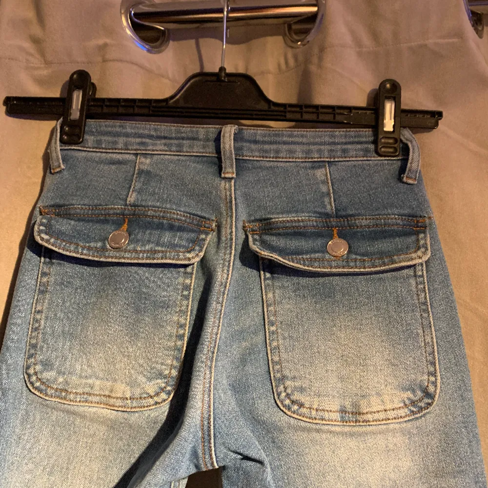 Säljer ett par fina jeans använt Max 3 gånger. Fickor där bak med knapp, skriv för mer info 🤍. Jeans & Byxor.
