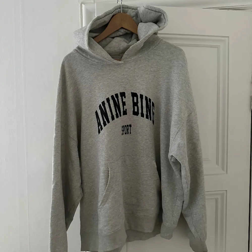 Superfin hoodie från Anine Bing, sparsamt använd och i toppskick! Inköpt på NK i Stockholm ☺️ Köpt för 2 550 kr och säljer nu för 1500 🧸. Hoodies.