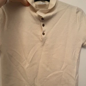 Beige piké  - Säljer en beige piké från John Henric i storlek L men passar en som är XS-S. Den har inga defekter. 