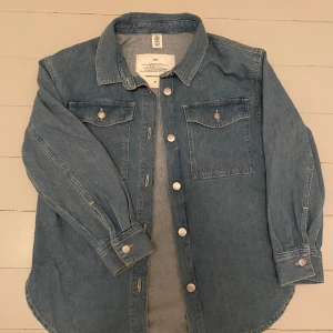 Oversize jeansjacka  - En jätte snygg och cool jeansjacka från H&M i storlek 146. Säljer eftersom den är för liten för mig. 