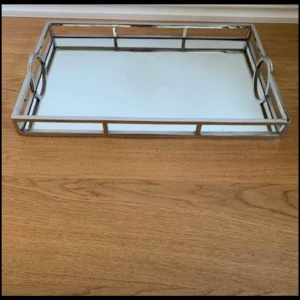 Spegel bricka  - Oanvänd spegel bricka från sia mått 56x36 ny pris 1800 säljes för 1000kr