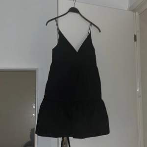 Jag köpte den här klänning från sellpy men den är från H&M, är i storlek 34 men passar 36 också. Om ni e intresserade skriv till mig. ( klicka inte på köp nu) 💕💕