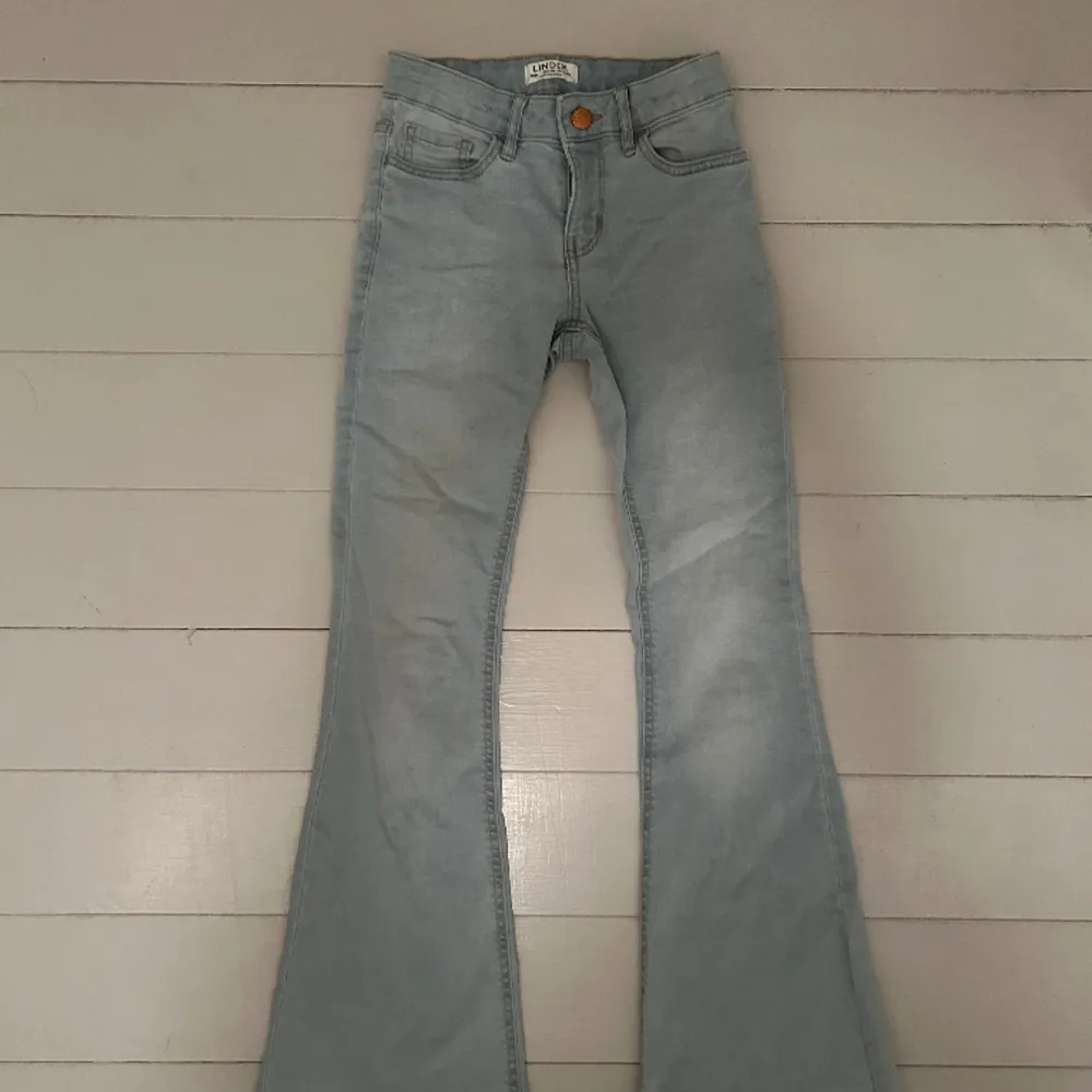 Ett par lågmidjade och bootcut ljusblåa jeans från Lindex i storlek 146! Säljer eftersom de är för små. . Jeans & Byxor.