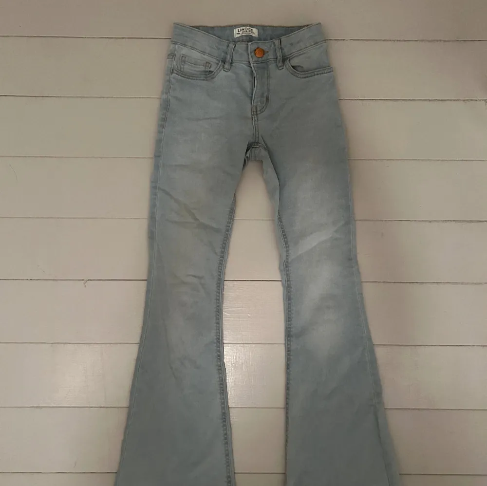 Ett par lågmidjade och bootcut ljusblåa jeans från Lindex i storlek 146! Säljer eftersom de är för små. . Jeans & Byxor.