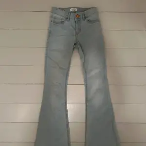 Ett par lågmidjade och bootcut ljusblåa jeans från Lindex i storlek 146! Säljer eftersom de är för små. 