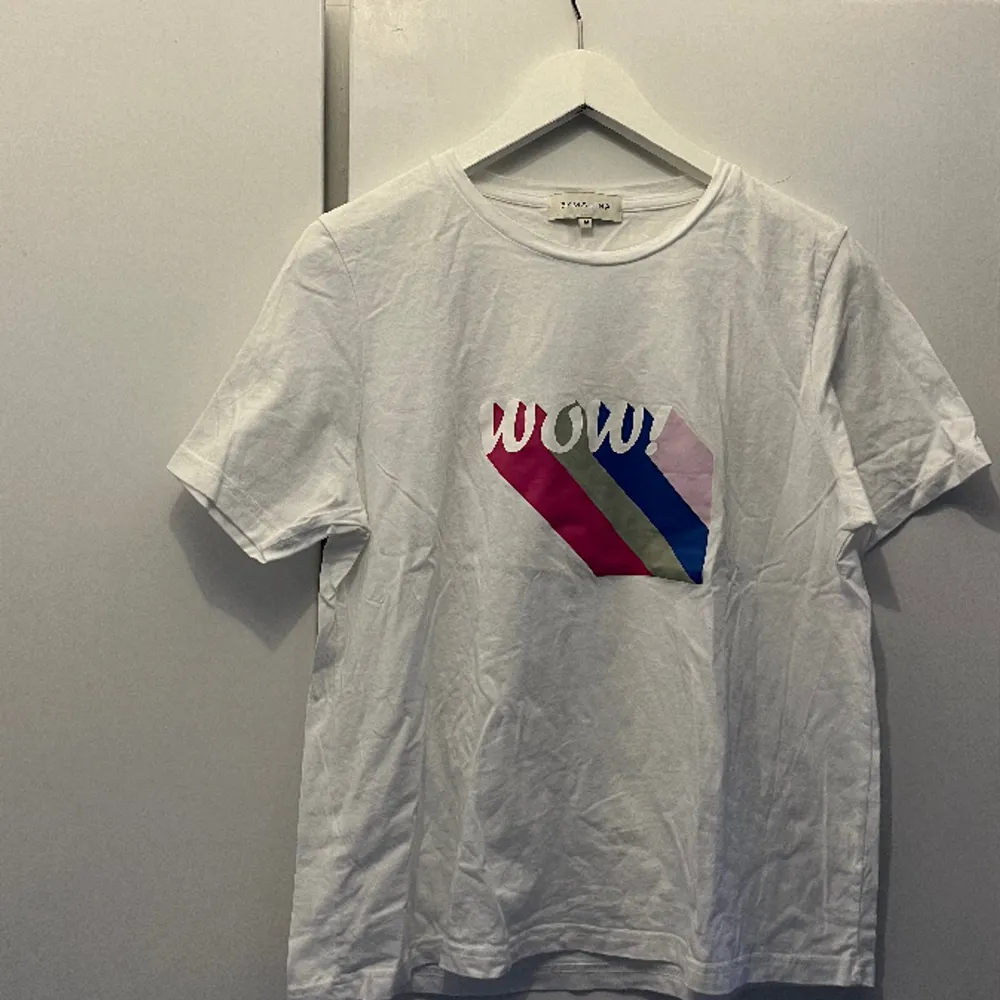 T-shirt från By Malina. Storlek M. . T-paidat.