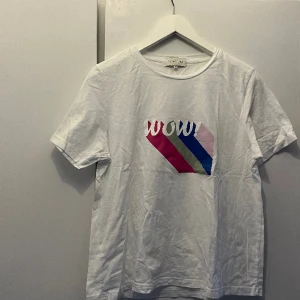 T-shirt By Malina - T-shirt från By Malina. Storlek M. 