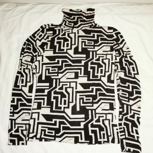 Mönstrad tröja!  - Mönstrad polotröja från hm x Richard Allen kollektionen, nästan aldrig använd. Skriv för mer info💓