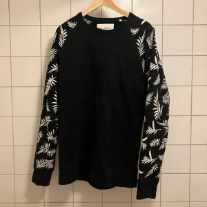 Our Legacy broderad sweatshirt - Gott skick, lite stor i storleken. Mönstret på armarna är brodyr. 