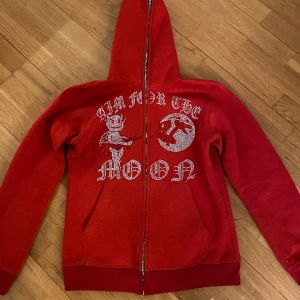 Aim For The Moon - Tjena säljer du min Aim for the moon tröja för att den aldrig kom till användning. Använd fåtal gånger skick 9/10 inga defekter. Om ni har några funderingar tveka inte på att höra av er.