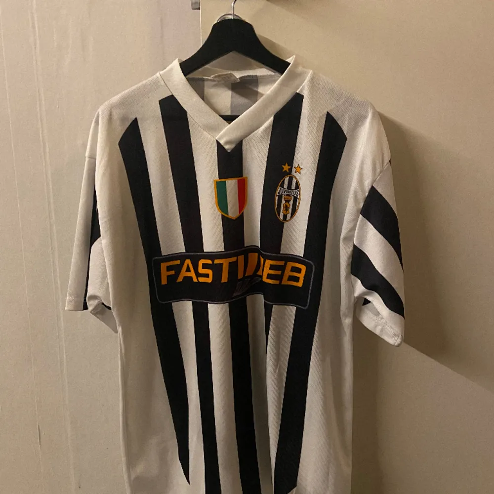 Hej, jag säljer en Juventus t-shirt. En väldigt snygg och skön tröja. Hör av er om ni vill ha fler bilder eller om ni har någon fråga. Pris kan diskuteras. 😁. T-shirts.