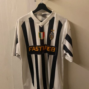 Juventus Tröja - Hej, jag säljer en Juventus t-shirt. En väldigt snygg och skön tröja. Hör av er om ni vill ha fler bilder eller om ni har någon fråga. Pris kan diskuteras. 😁