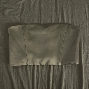 korsett topp - skit snygg helt oanvänd korsett från zara som ej säljs längre!! jätte festlig och har prislappen kvar 💗