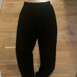 Studio total mjukisbyxor  - Mjukisbyxor av skönt och varmt material. Finns en hoodie också, köp hela setet för lite billigare. 