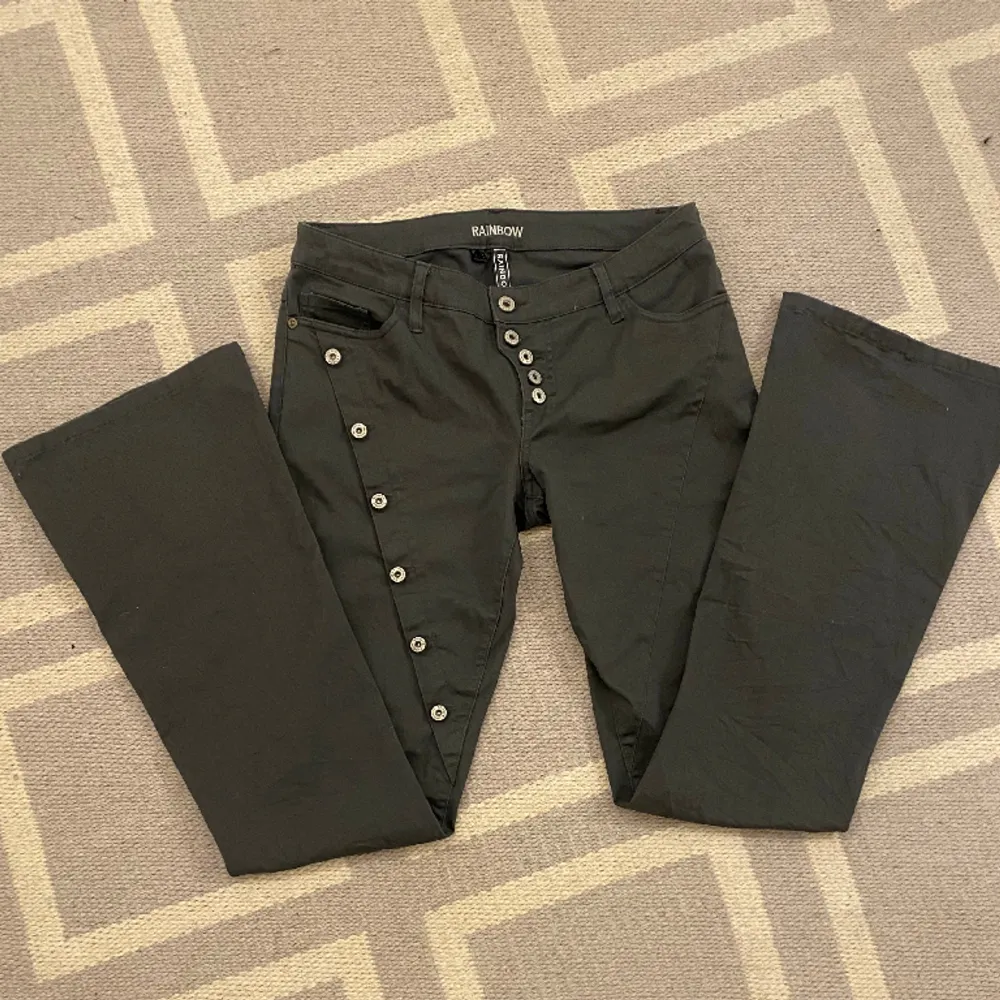 Så snygga unika jeans med coola detaljer! Lågmidjade och bootcut i en snygg grå grön färg❤️pris går att diskutera. Midjemått: 41 cm, innerben: 85 cm❤️. Jeans & Byxor.