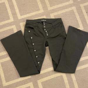 Så snygga unika jeans med coola detaljer! Lågmidjade och bootcut i en snygg grå grön färg❤️pris går att diskutera. Midjemått: 41 cm, innerben: 85 cm❤️