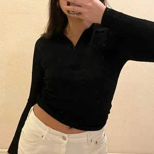 Ribbad tröja från mango - Fin tröja med dragkedja från mango, storlek xs men passar även S