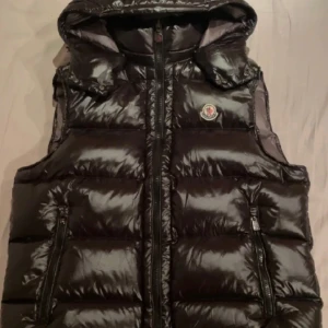 Moncler vest - Nästan helt ny inte använd moncler väst med luva man kan ta av storlek M