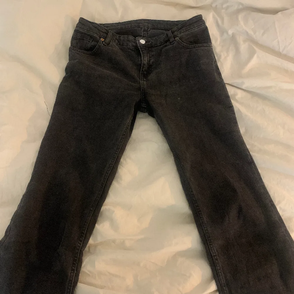 Snygga svarta mid waist jeans i bra skick💗är 175 och dom passar mig bra i längden🤗Tror de är storlek M . Jeans & Byxor.