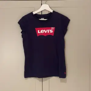 Säljer min levi’s t- shirt då den inte kommer till användning längre.