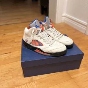 Jordan 5 international flight - Säljer mina Jordan 5:or då jag inte använder de längre. De är i storlek 42,5. Har av färgning från mellansulan men går att ta bort med aceton. Har även lite heel drag. Skorna kommer även med en unik box som inte används till många andra skor.