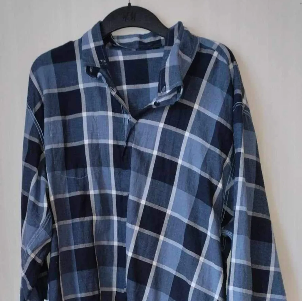Mörkblå/marinblå/grå långärmad skjorta från Dressman i storlek 3XL. Knappt använd. Inga skavanker!. Skjortor.