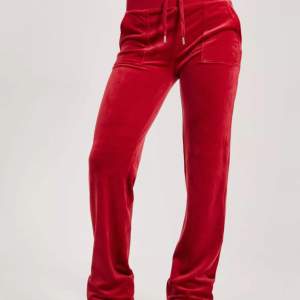 Säljer mina röda juicy couture byxor i storlek L men som även passar M.  Ganska bra skick. Skriv till mig för fler bilder eller frågor❤️