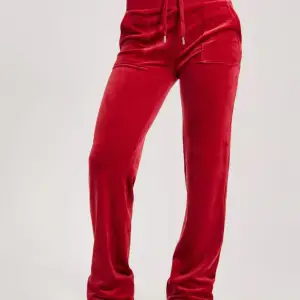 Säljer mina röda juicy couture byxor i storlek L men som även passar M.  Ganska bra skick. Skriv till mig för fler bilder eller frågor❤️