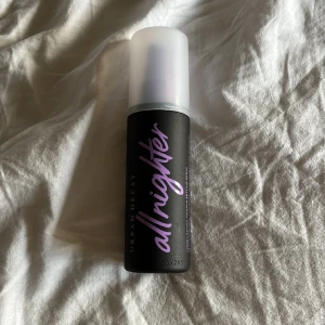 urban decay all nighter setting spray - säljer min urban decay settingspray som endast har testats 3 gånger, så 99% av produkten är kvar❤️ den gör så att sminket håller hela dagen och natten! köpt för 390kr, säljer för 250kr men pris kan diskuteras❤️