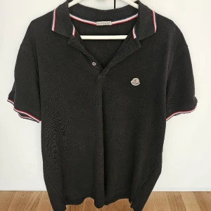 Moncler pike tröja - Säljer nu en jättefin moncler pike tröja i svart. Tröjan är jättebra kvalite och loggan har NFC. Kontakta vid behov av bilder!