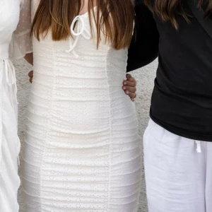 Vit klänning - En vit kroppsformad klänning. Passar perfekt till sommaren eller till något speciellt tillfälle. Jag hade den på min konfirmation. Använd 1 gång. Inga skador. Vid frågor kontakta mig. Pris kan diskuteras🥰