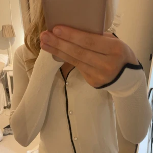 Zara kofta - Säljer min så så så fina kofta ifrån zara. Endast andvänd två gånger❤️ pris kan diskuteras vid snabb affär❤️