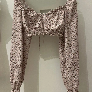 Jätte fin topp - Jätte snygg topp som är rosa med blommor på är perfekt till sommaren. Säljer på grund av att den har blivit för liten 💕