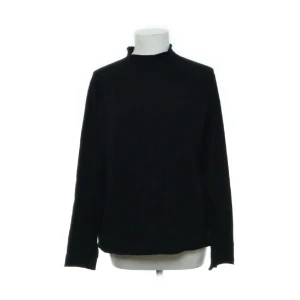 Tröja pieces  - En stickad svart tröja från pieces, köpt på plick men aldrig använd av mig💞🙌🏻skriv för fler bilder