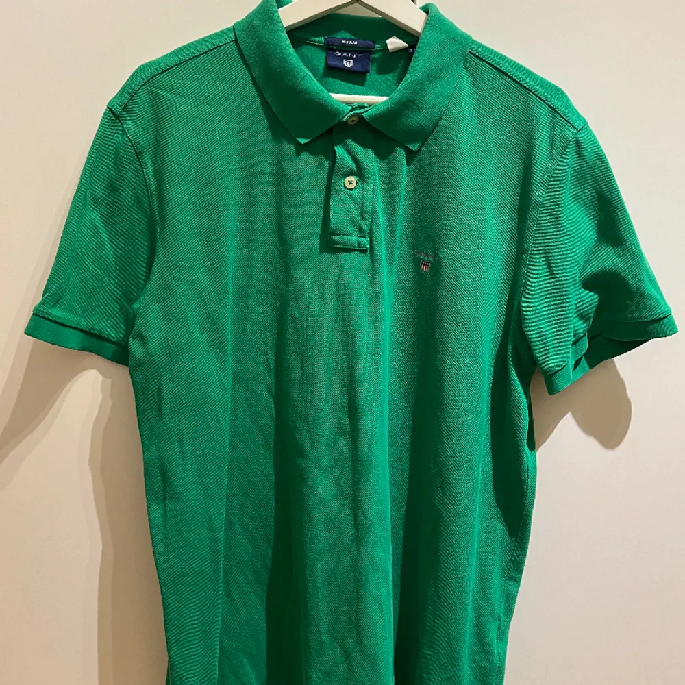 Grön pikétröja i regular fit från Gant. Storlek L. Mycket fint skick.  . T-shirts.